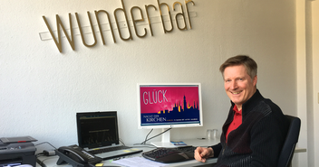 Seine Begeisterung steckt an: Winfried Hardt in seinem Büro im Kirchenkreis Hamburg-Ost - Copyright: Sabine Henning