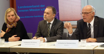 Flüchtlingspastorin Dietlind Jochims, Diakonie-Chef Dirk Ahrens und Landesbischof Gerhard Ulrich - Copyright: Sabine Henning/kirche-hamburg.de