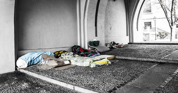 Schlafplätze von Obdachlosen unter einer Brücke