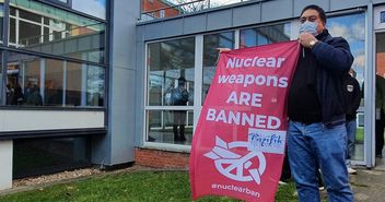 Vor dem Innenhof der Jugendherberge Horn posiert einer der Seeleute aus dem Pazifik mit einem Banner gegen Atomwaffen. - Copyright: © Hagen Grützmacher