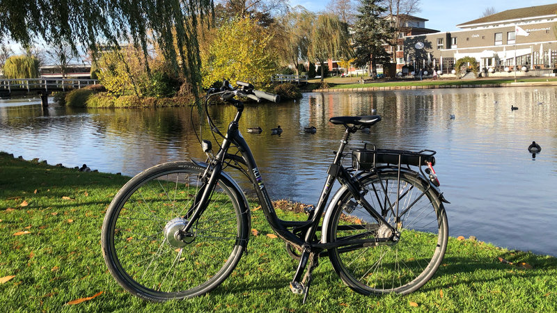 E-Bike, im Hintergrund ein See mit Enten