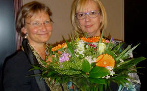 Bischöfin Kirsten Fehrs gratuliert der neuen Pröpstin Isa Lübbers - Copyright: Kerstin Klingel, Kirchenkreis Hamburg-Ost