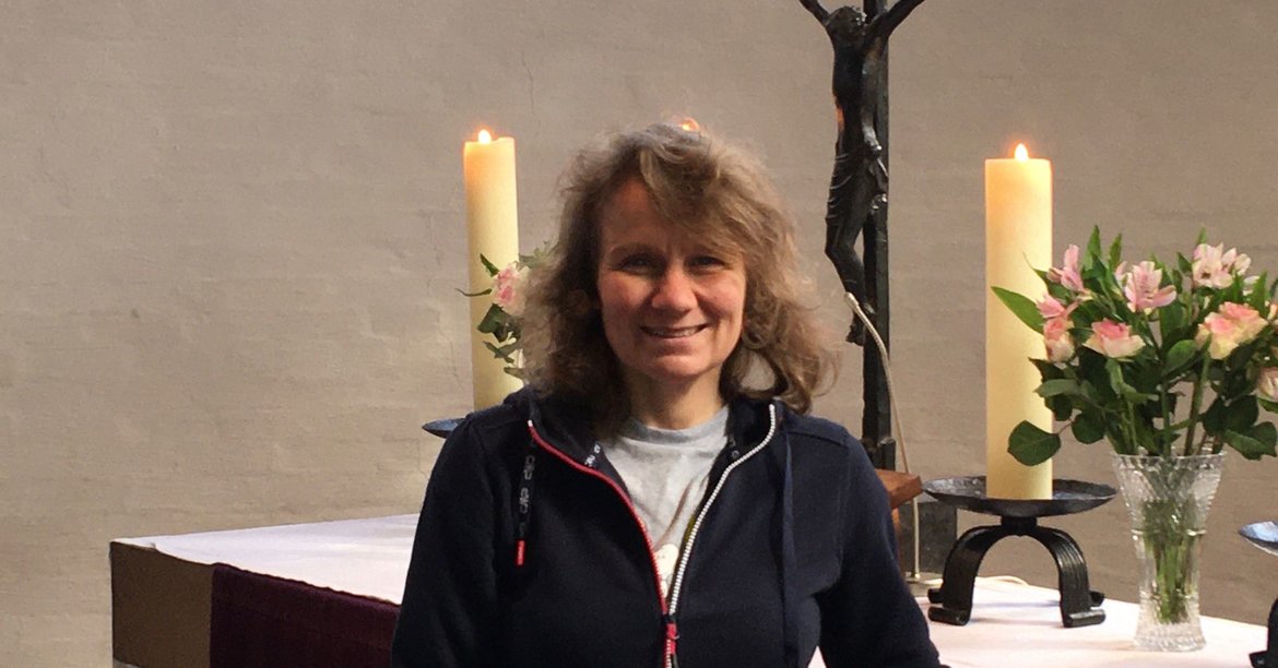Stefanie Pfeuffer vor Altar