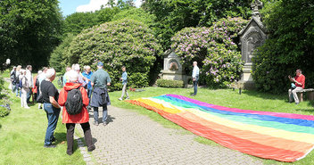 Regenbogenfahne Friedhof Ohsldorf - Copyright: René Rehse