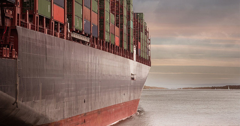 Containerschiff fährt in den Hafen ein