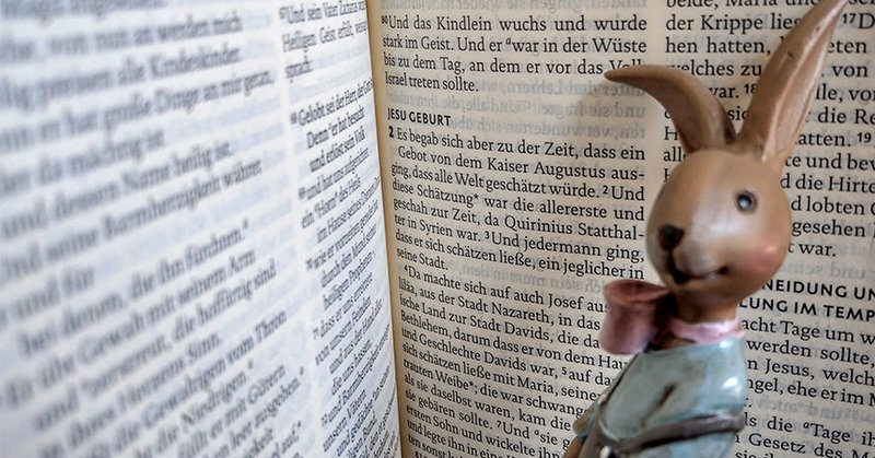 Bibel mit Osterhase