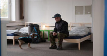 Kann bis März in einem Bürohaus überwintern: Der Wohungslose Christian und Hund Socke - Copyright: Mauricio Bustamante, Hinz&Kunzt