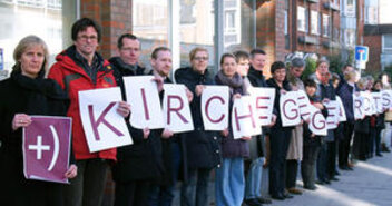 Menschenkette Kirche gegen Rechts - mit Pröpstin U. Murmann (li.) - Copyright: Thomas Krätzig, Ev.-Luth. Kirchenkreis Hamburg-Ost