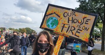 Wir hier bei der Demo von 'Fridays for Future' fordern viele Menschen Wege aufzuzeigen, wie wir in Zukunft nachhaltiger und umweltbewusster leben können. - Copyright: © Hagen Grützmacher