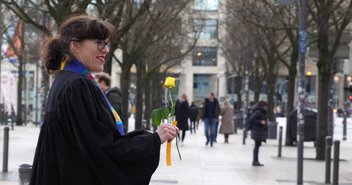 st. moment Rosen verteilen auf dem Jungfernstieg - Copyright: © Hagen Grützmacher