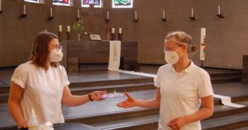 Arzthelferinnen in der Kirche - Copyright: © epd