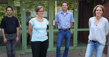 Jugenddiakon Daniel Kiwitt (Stephanskirche), Jugenddiakonin Lena Müller (Paulskirche), Schulleiter Dirk Ziegenhagen und Schulsozialpädagogin Barbara Laufer haben das Projekt 'Corona und ich' gemeinsam umgesetzt. - Copyright: © Hagen Grützmacher