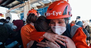 Crew und Gerettete SEA-EYE 4 - Copyright: © Guillaume Duez