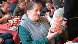 Zufrieden mit dem Weihnachtsgeschenk 