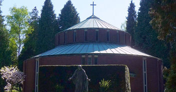 Die Kapelle des Friedhofs in Nienstedten ist am Wochenende im Rahmen des 'Tag des Denkmals' zu besichtigen. Sie wurde 1929 erbaut. Der Friedhof selbst stammt aus dem Jahr 1814 und ist einer der ältesten Friedhöfe Hamburgs. - Copyright: © Jörn M, CC BY-SA 3.0